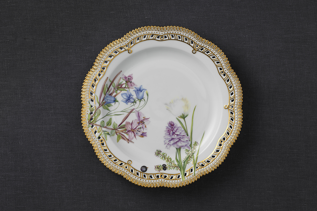 The Flora Danica Jubillee plate with decorations of a bouquet of flowers from the Royal castle at Gråsten.